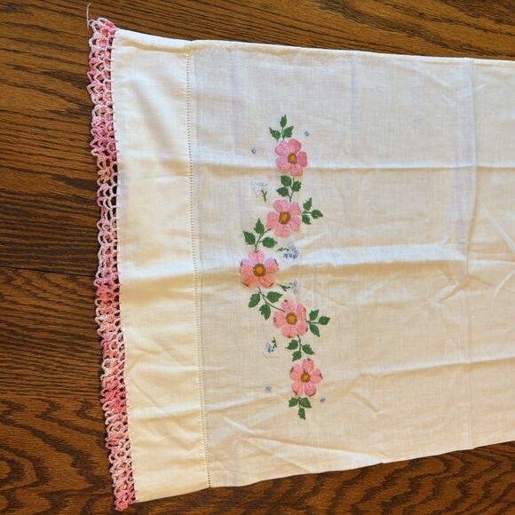 VTG Antique Single Cotton Pillowcase Embroidered Floral Design & Crochet Edging - Picture 1 of 8